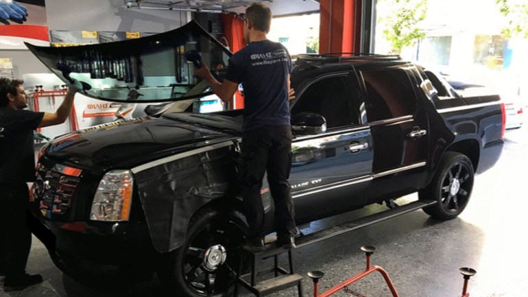 Δείτε πώς αλλάζουν το παρμπρίζ σε μία Cadillac Escalade